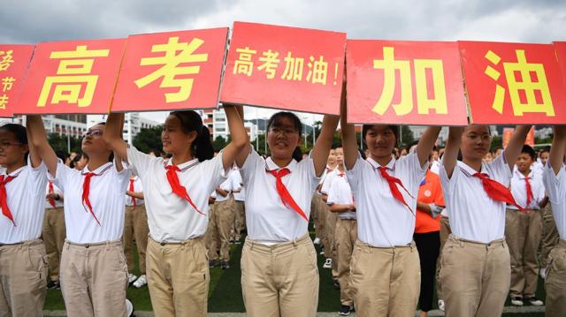 在中國，激烈的競爭往往從很小的年紀便開始了，其中最重要的一個階段是通過大學入學考試——高考。