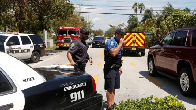 Dos agentes junto al cordón policial en torno al edificio en que se registraron las muertes.