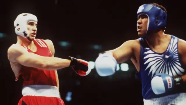 کلیچکو ( سمت چپ) به مدت ۲۰ سال قدرتی بی چون و چرا در بوکس سنگین‌وزن جهان بود.