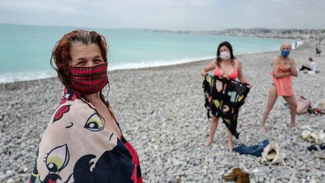 Первые ласточки на средиземноморском пляже Франции