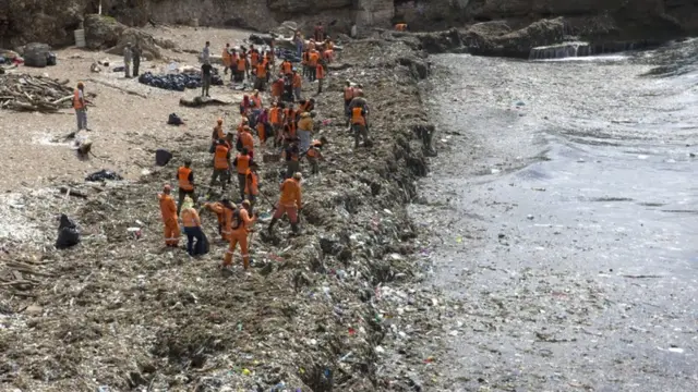 Trabajadores recogiendo basura en el Malecón de Santo Domingo, República Dominicana.