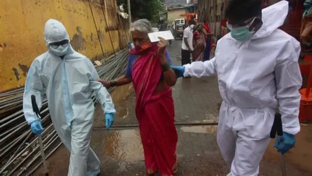 양성 판정을 받은 사람이 격리를 위해 이송되고 있다