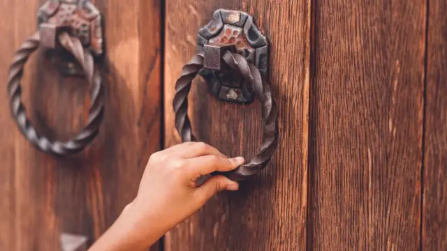 Un niño golpea una pueta.