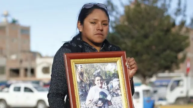 Milagros Samillán, con un retrato de su hermano Marco Antonio, muerto en las protestas en Juliaca.