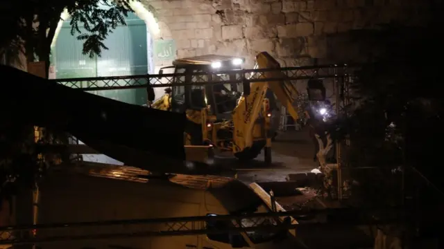 قوات الأمن الإسرائيلية تزيل الحواجز الأمنية عند بوابة "الأسباط".