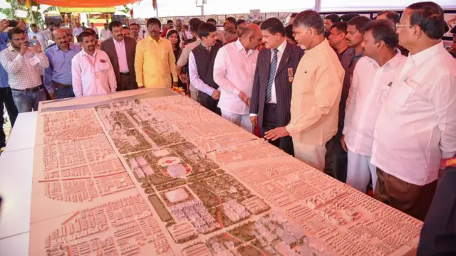 అమరావతి నమూనాను పరిశీలిస్తున్న చంద్రబాబునాయుడు