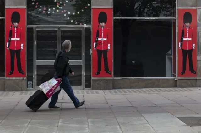 همزمان با شیوع کرونا و اعمال محدودیتها، اقتصاد بریتانیا بین ماه‌های آوریل و ژوئن در مقایسه با سه ماه اول سال ۲۰/۴ درصد کوچک‌تر شد.