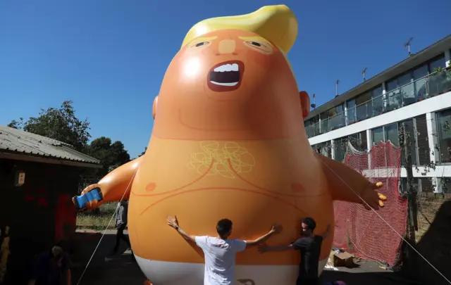 Ось такий надувний Дональд Трамп літатиме над Лондоном наступного тижня