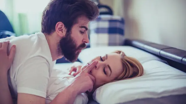 Un hombre encima de una mujer la fuerza a tener sexo