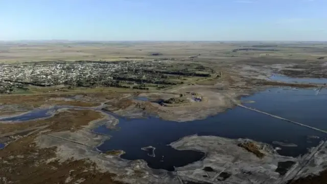 વિલા એપેક્યૂએન આર્જેન્ટિનાનું એક સુંદર પર્યટન સ્થળ હતું. 1985માં આવેલા વાવાઝોડાના કારણે બંધ તૂટ્યો અને સમગ્ર શહેરમાં પાણી ભરાઈ ગયું. વર્ષ 2011ની તસવીર.