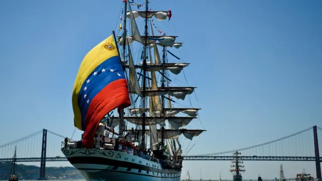 Buque con bandera venezolana.