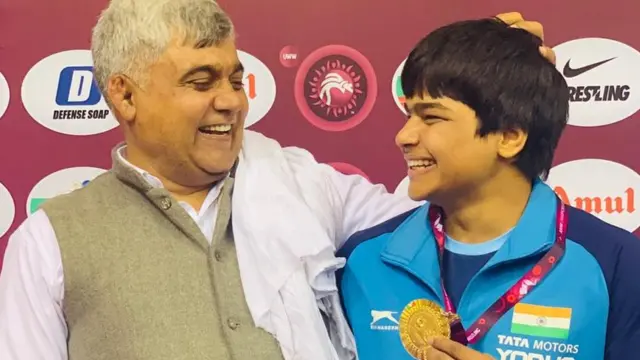 दिव्या काकरान अपने पिता के साथ