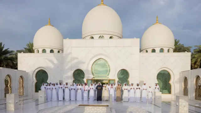 Бирлашган Араб Амирликлари Президенти Ал-Наҳаён ва бошқа юқори мансабдаги амалдорлар Ҳайит намозини Абу-Дабидаги Шайх Зайд масжидида ўқидилар