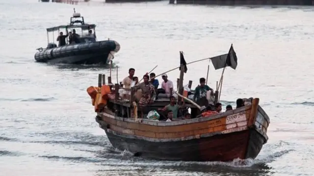 মালয়েশিয়ার লাংকাউয়ি দ্বীপের কাছে রোহিঙ্গা শরণার্থীদের একটি নৌকা আটক করছে নৌবাহিনী (ফাইল ফটো)