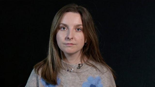 Hannahsun & moon slotretratosun & moon slotestúdio, olhando apara a câmera