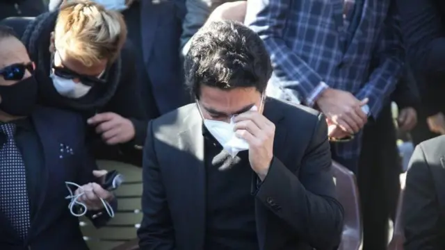 همایون شجریان در مراسم خاکسپاری پدرش