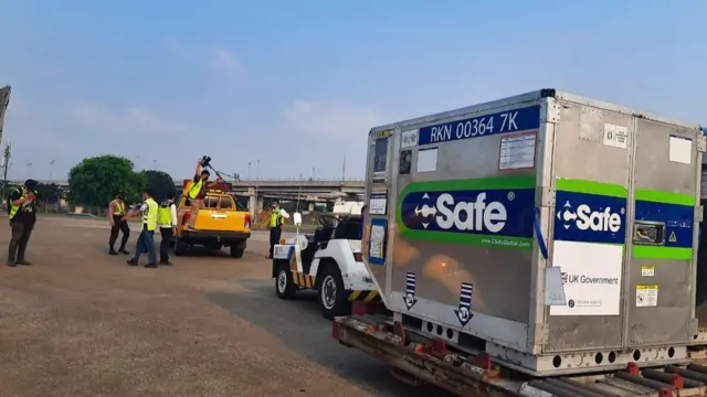 Vaksin AstraZeneca yang tiba di Jakarta.