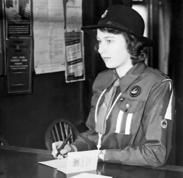 1937ની આ તસવીર એ દિવસોની છે જ્યારે એલિઝાબેથ એક ગાઇડ તરીકે કામ કરી રહ્યાં હતાં