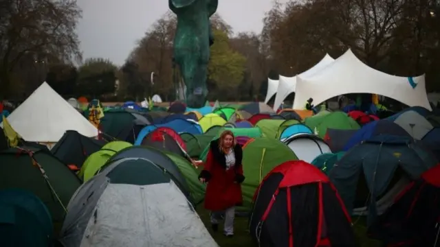 抗议团体"反抗灭绝"在伦敦市中心"安营扎寨"。
