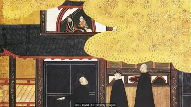 Năm 1543, ba thủy thủ Bồ Đào Nha là những người Châu Âu đầu tiên đặt chân lên đất Nhật Bản