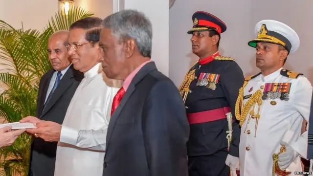 ජනාධිපති ලේකම් ඔස්ටින් ප්‍රනාන්දු (දකුණේ) සහ විදේශ අමාත්‍ය තිලක් මාරපන ජනාධිපතිවරයා සමග