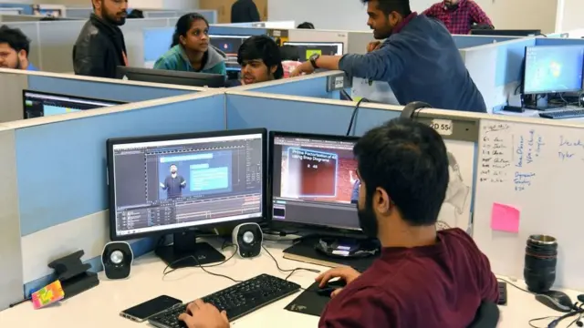 પેન્શન યોજના 1881માં લાવવામાં આવી હતી ત્યારે તેનો હેતુ એવો હતો કે સરકારી કર્મચારીઓ ઉપર અનેક પ્રકારનાં નિયંત્રણો હોઈ તે નોકરી સિવાય કોઈ અન્ય કામ ધંધો કરી શકતા નથી