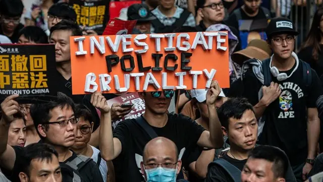 ஹாங்காங் போராட்டம்: ஆயுதமேந்தி ரயில் நிலையத்திற்குள் புகுந்து தாக்கிய முகமூடி கும்பல் - என்ன நடந்தது?