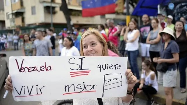 Mujer con un cartel a favor de la consulta