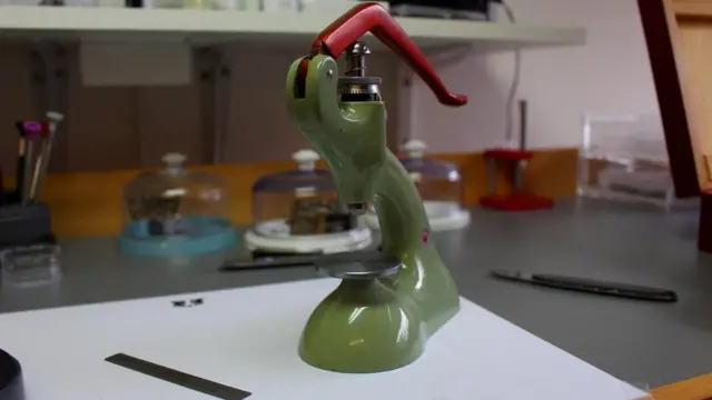 بعض أدوات العمل في ورشة صناعة الساعات