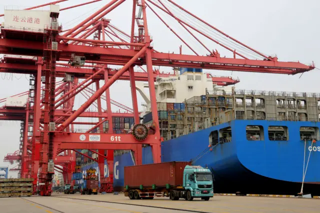 حجم صادرات چین در ماه مارس امسال به نسبت به همین ماه در سال ۲۰۱۹ میلادی ۶/۶ درصد افت کرده است؛ که پیشتر ۱۴ درصد پیش‌بینی شده بود