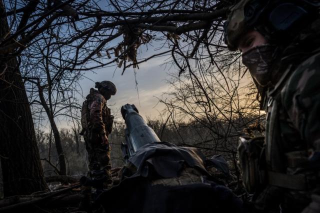 乌克兰士兵在顿涅茨克州西维尔斯克方向准备火炮射击