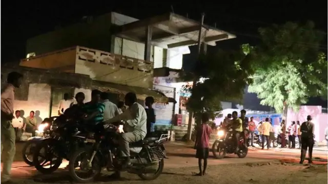 గౌరెల్లిలో సురేశ్ ఇంటి వద్ద గుమిగూడిన గ్రామస్థులు