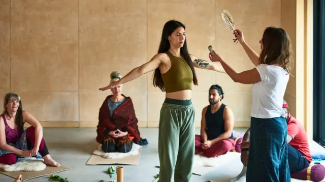 Una grupo de personas participa en una sesión ritualista de grupo
