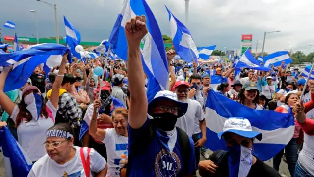 Um protesto na Nicaráguabrabet em manutenção2018, com milharesbrabetbrabet em manutençãomanutençãopessoas vestindo e segurança a bandeira azul e branca do país