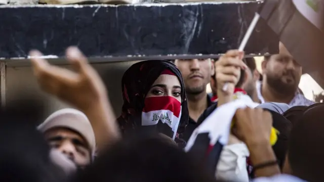 متظاهرة في العراق
