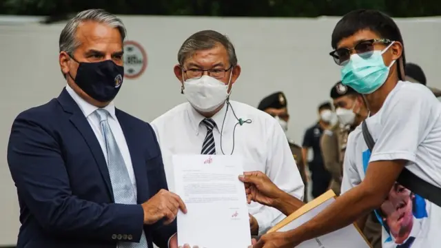 ไดโน่เป็นตัวแทนกลุ่มทะลุฟ้ายื่นหนังสือต่อตัวแทนสถานทูตสหรัฐฯ