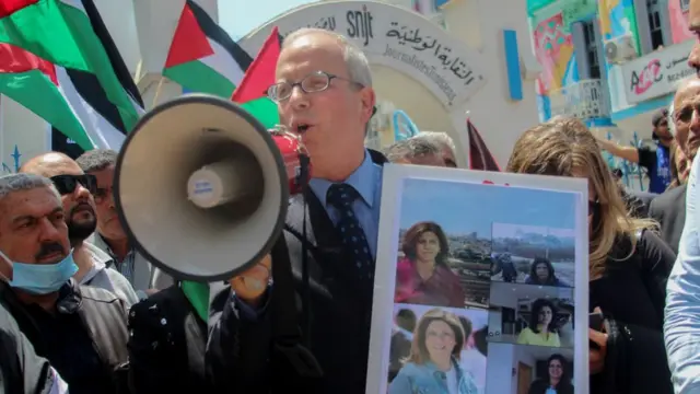 احتجاج أمام النقابة الوطنية للصحفيين التونسيين على مقتل شيرين أبو عاقلة