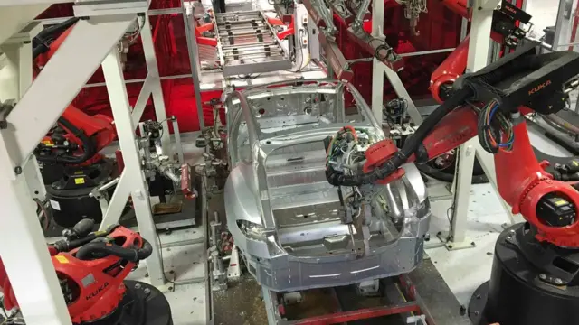 Автомобиль Tesla в сборке