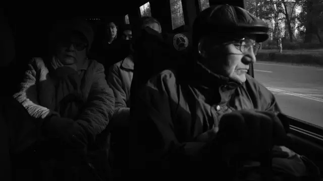 автобустагы жүргүнчүлөр