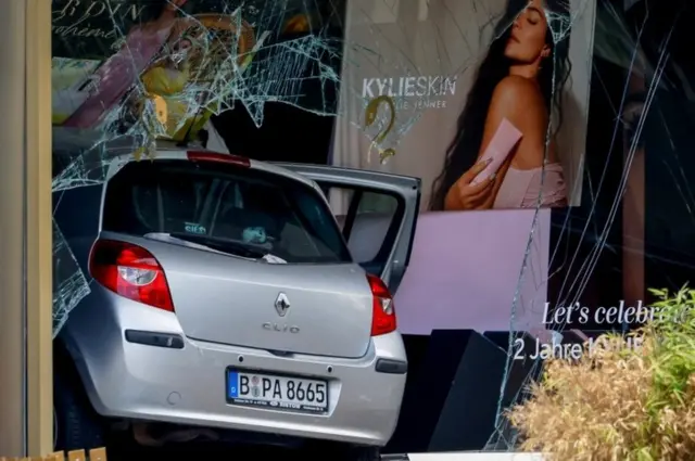 Автомобиль в витрине