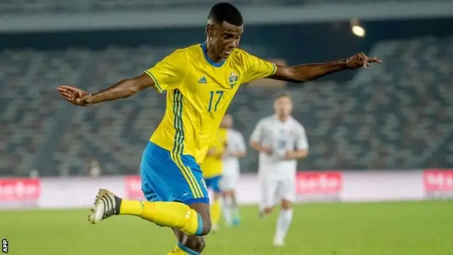 Mshambuliaji wa Borussia Dortmund 19 na Sweden Alexander Isak