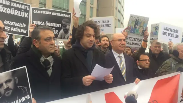 Oda TV Davası'nda yargılananlara destek için gelen gazeteci ve siyasetçiler basın bildirisi okudu
