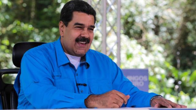Nicolás Maduro sonriendo.