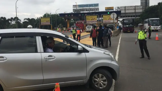 Sebagian masyarakat belum tahu pemberlakuan aturan ganjil dan genap di pintu tol Bekasi