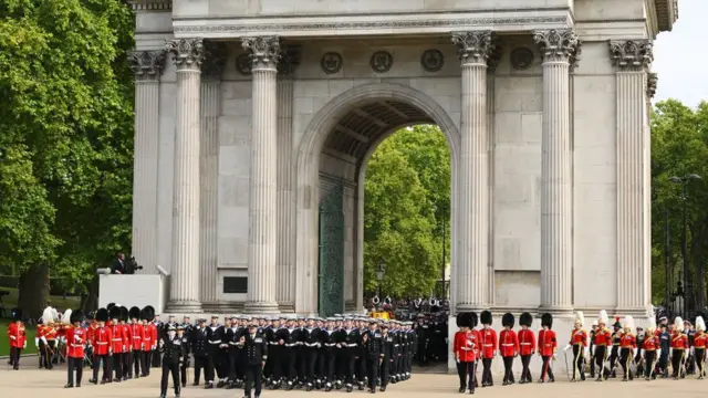 El féretro de la reina Isabel II atraviesa el Arco de Wellington