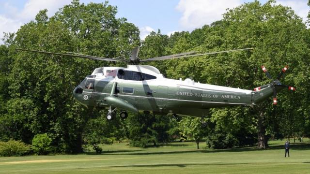 "海军陆战队一号"直升机把特朗普总统夫妇送到白金汉宫