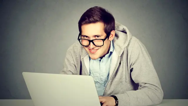 Саботажники обычно работают очень медленно. Если есть возможность, они выбирают себе самый плохой или старый компьютер