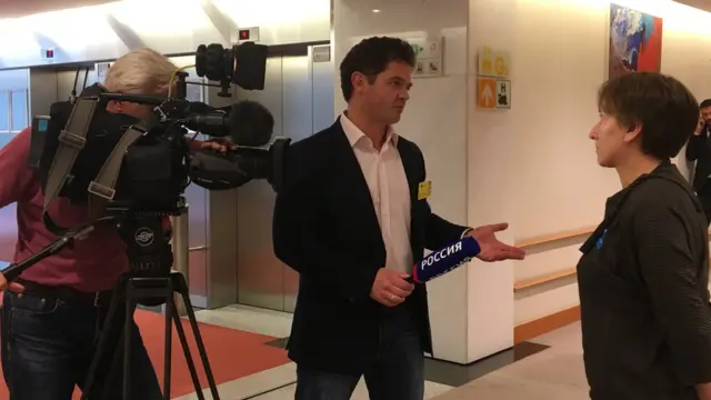 Оксана Челишева спілкується з російською пресою