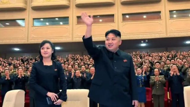 李雪主和金正恩出席活动