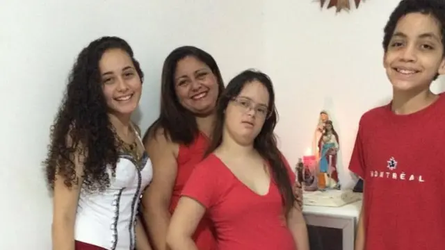 Cacai ao lado da mãe e irmãos